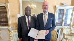 High Commissioner Brereton Horne presents his PM-to-PM letter to Director of Protocol and Vice Marshall of the Diplomatic Corps, Scott Furssedonn-Wood.