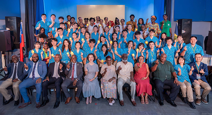 Taiwan Int’l Youth Ambassadors shine at the Taiwan-SVG cultural night 4 1 大合照 DSC06874 copy